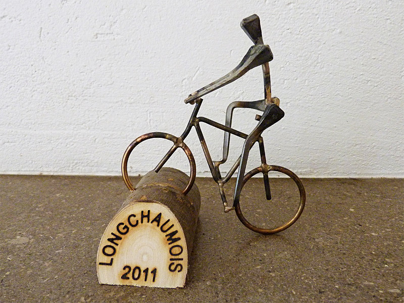 Photo d'une figurine en métal représentant un cycliste, réalisée par Ets Marcou