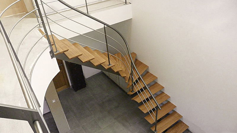 Photo d'un escalier intérieur en métal avec des marches en bois, réalisé par Ets Marcou